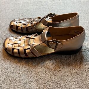 ARRAY Gold Tone Weave Leather Sandals - Size 9N